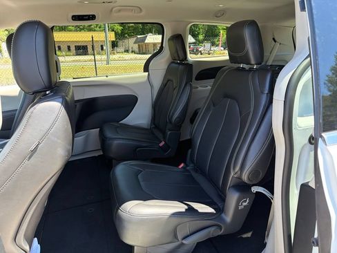 Used 2024 Chrysler Pacifica Touring-L FWD image 19