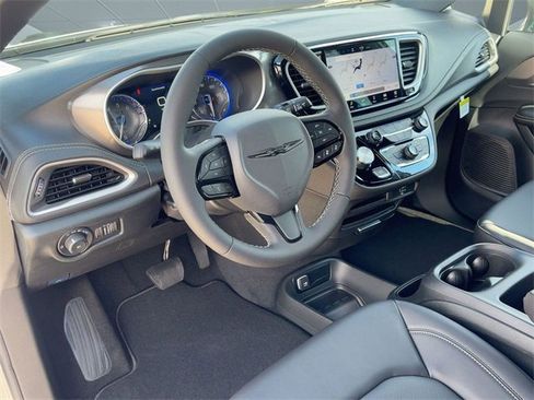 New 2026 Chrysler Pacifica Select image 4