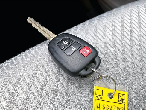 Used 2017 Toyota Highlander LE image 12