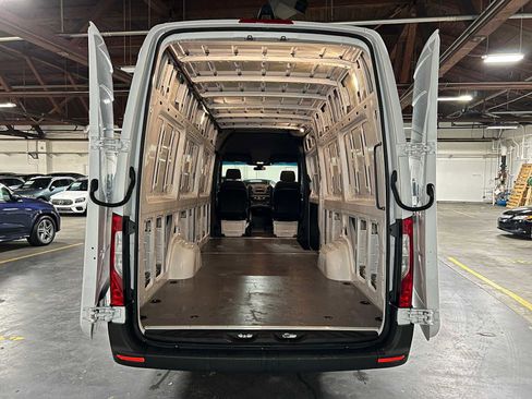 Used 2025 Mercedes-Benz Sprinter 2500 image 16