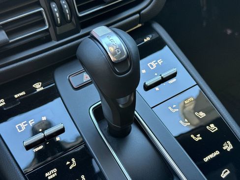 Certified 2025 Porsche Macan AWD/4WD image 26