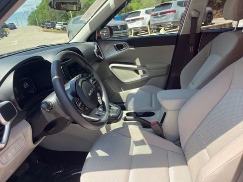 Used 2023 Kia Soul LX w/ LX Technology Package FWD image 7