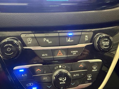 Used 2024 Chrysler Pacifica Touring-L FWD image 45