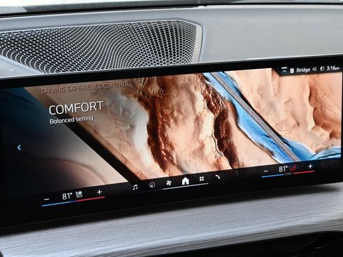 Certified 2025 BMW 330i Sedan image 33