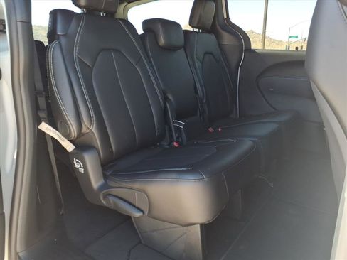 New 2026 Chrysler Pacifica Select image 9