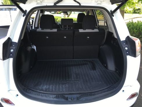 Used 2018 Toyota RAV4 XLE AWD/4WD image 33