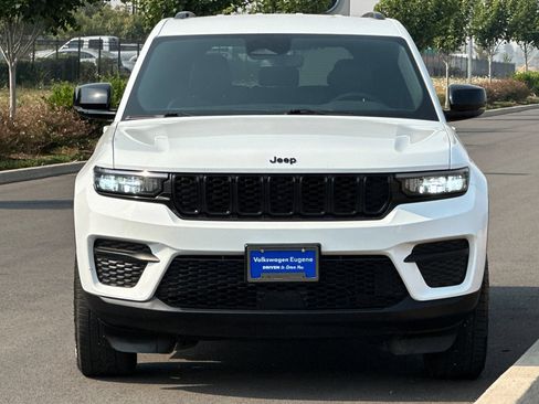 Used 2024 Jeep Grand Cherokee Altitude AWD/4WD image 8