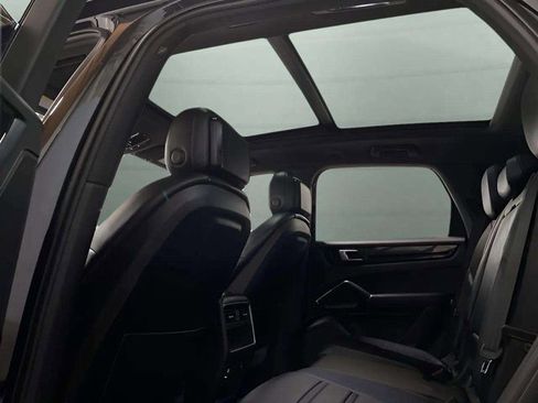 Used 2019 Porsche Cayenne w/ Premium Package image 27