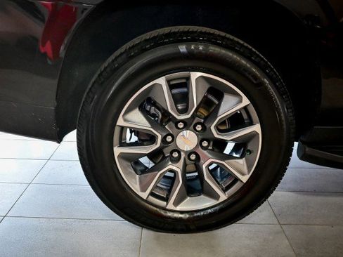 Used 2024 Chevrolet Suburban LT w/ Luxury Package image 45