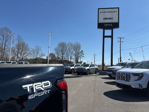 Used 2025 Toyota Tacoma TRD Sport AWD/4WD image 32