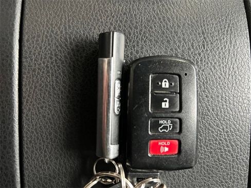 Used 2017 Toyota Highlander XLE w/ Carpet Mat Package image 25