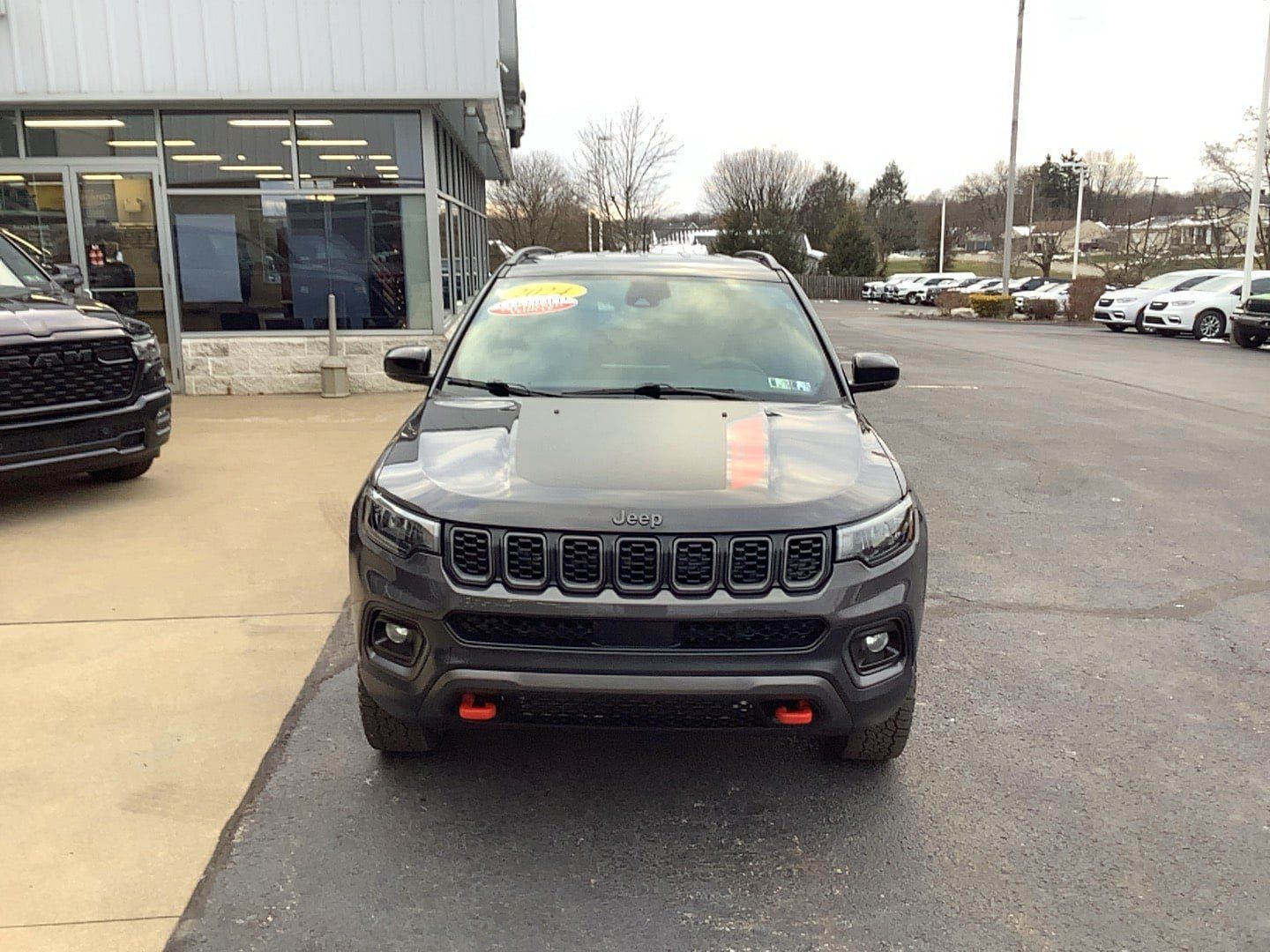 Used 2024 Jeep Compass Trailhawk w/ Trailhawk Convenience Group AWD/4WD image 2