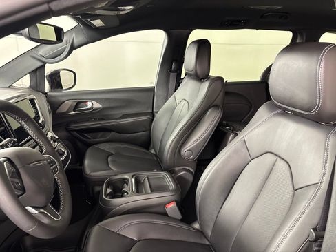New 2027 Chrysler Pacifica Select FWD image 28