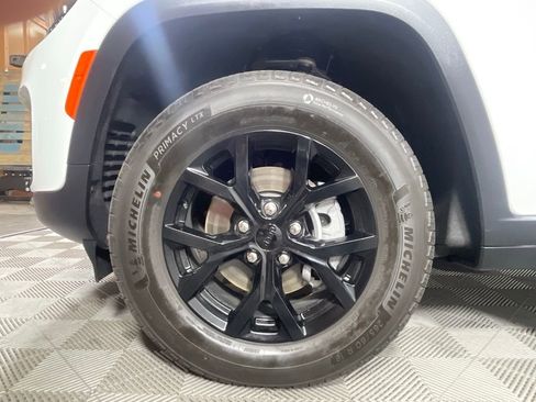 Certified 2025 Jeep Grand Cherokee Altitude AWD/4WD image 15