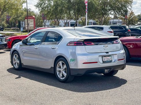 Used 2014 Chevrolet Volt FWD image 2