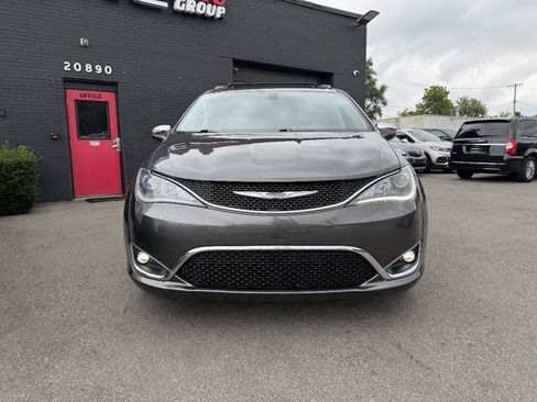 Used 2017 Chrysler Pacifica Limited FWD image 2