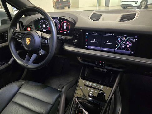 Used 2024 Porsche Cayenne image 11