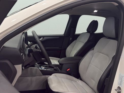 Used 2024 Ford Escape SE image 9