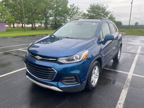 Used 2020 Chevrolet Trax LT w/ LT Convenience Package FWD image 3
