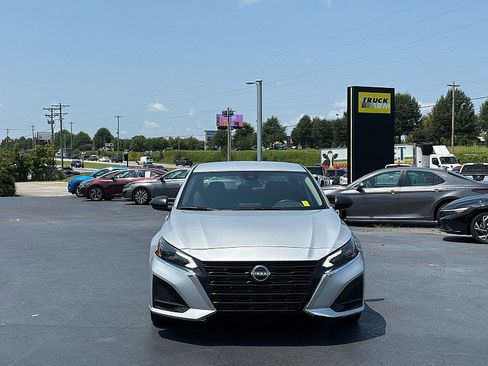 Used 2025 Nissan Altima 2.5 SV FWD image 2