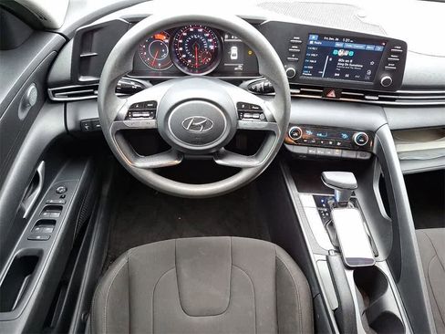 Used 2021 Hyundai Elantra SEL image 11
