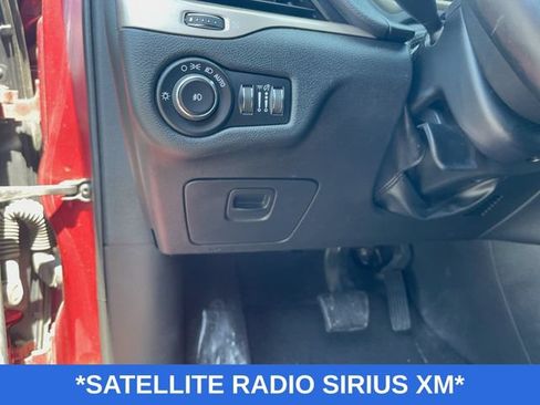 Used 2017 Jeep Cherokee Latitude w/ Cold Weather Group AWD/4WD image 9