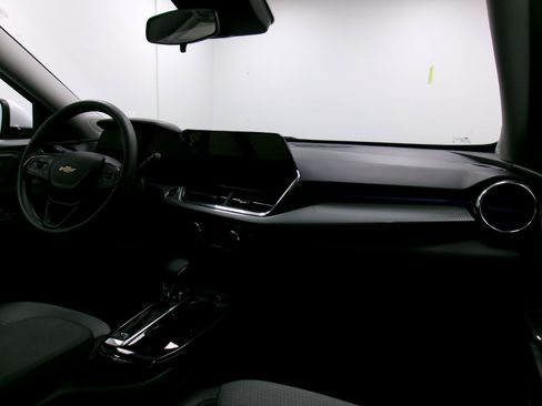 Used 2025 Chevrolet Trax LT FWD image 3