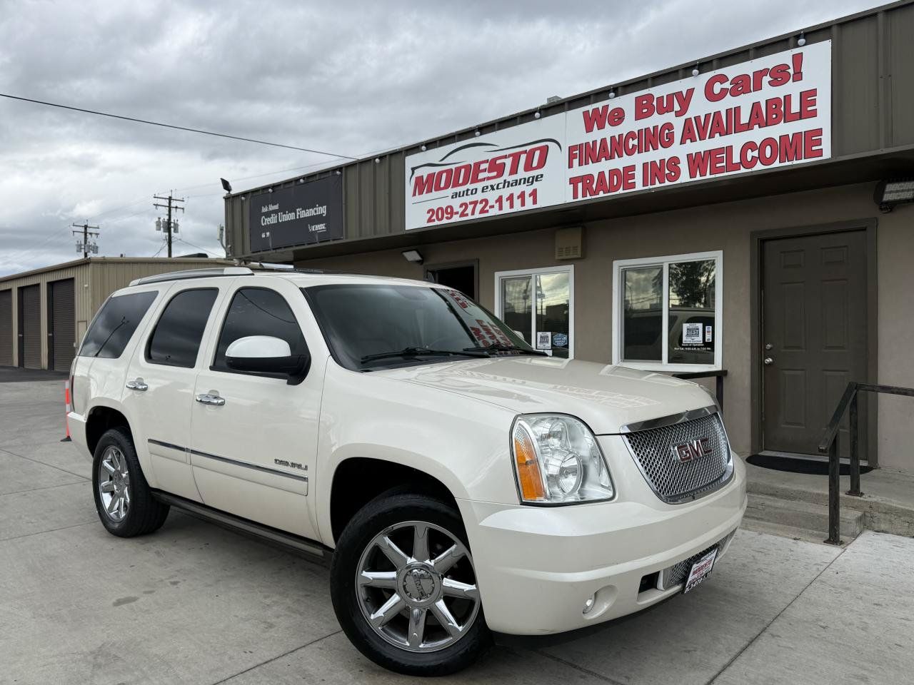Used 2013 GMC Yukon Denali AWD/4WD image 1