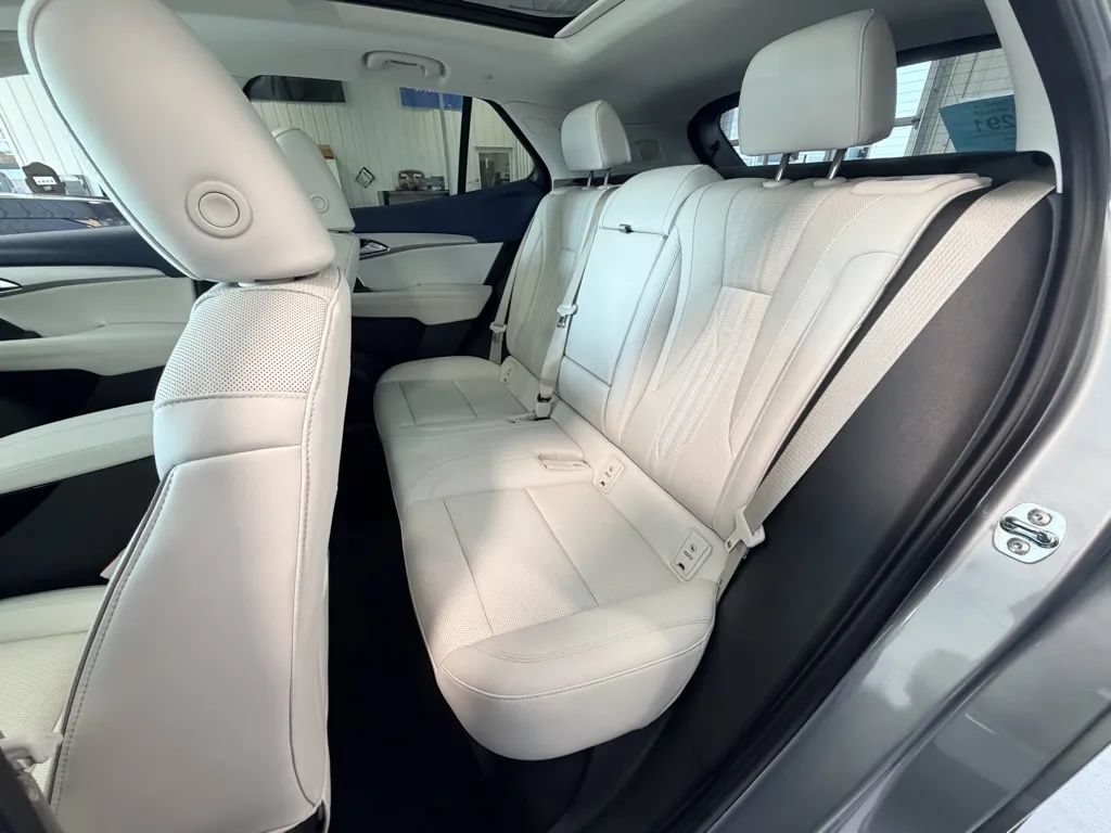 Used 2025 Buick Envision Avenir AWD/4WD image 16