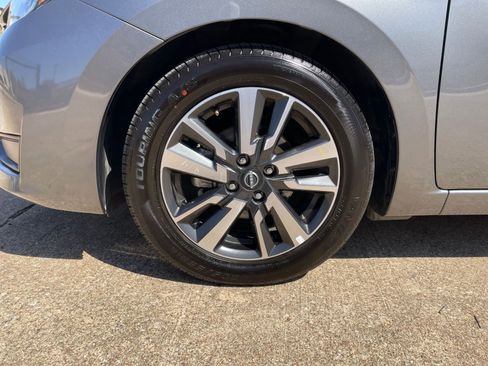 Used 2025 Nissan Versa SV image 33