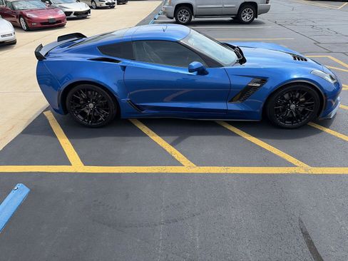 Used 2015 Chevrolet Corvette Z06 w/ 3LZ Preferred Equipment Group RWD image 2