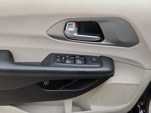 Used 2018 Chrysler Pacifica Touring-L image 13