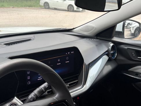 Used 2025 Chevrolet Trax LT FWD image 33