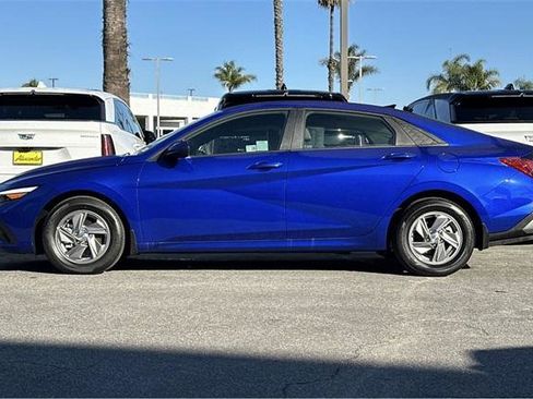 Certified 2025 Hyundai Elantra SE image 7