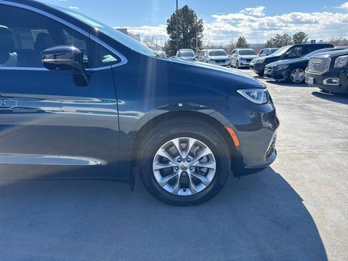Used 2025 Chrysler Pacifica Select w/ Uconnect Theater Family Group image 3