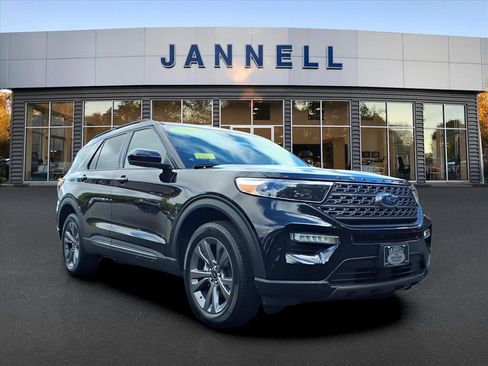 Used 2022 Ford Explorer XLT w/ Equipment Group 202A image 3