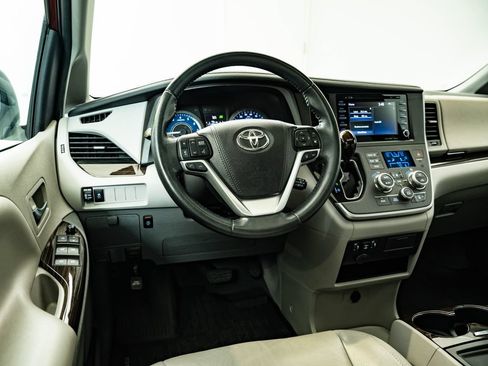Used 2020 Toyota Sienna XLE FWD image 34