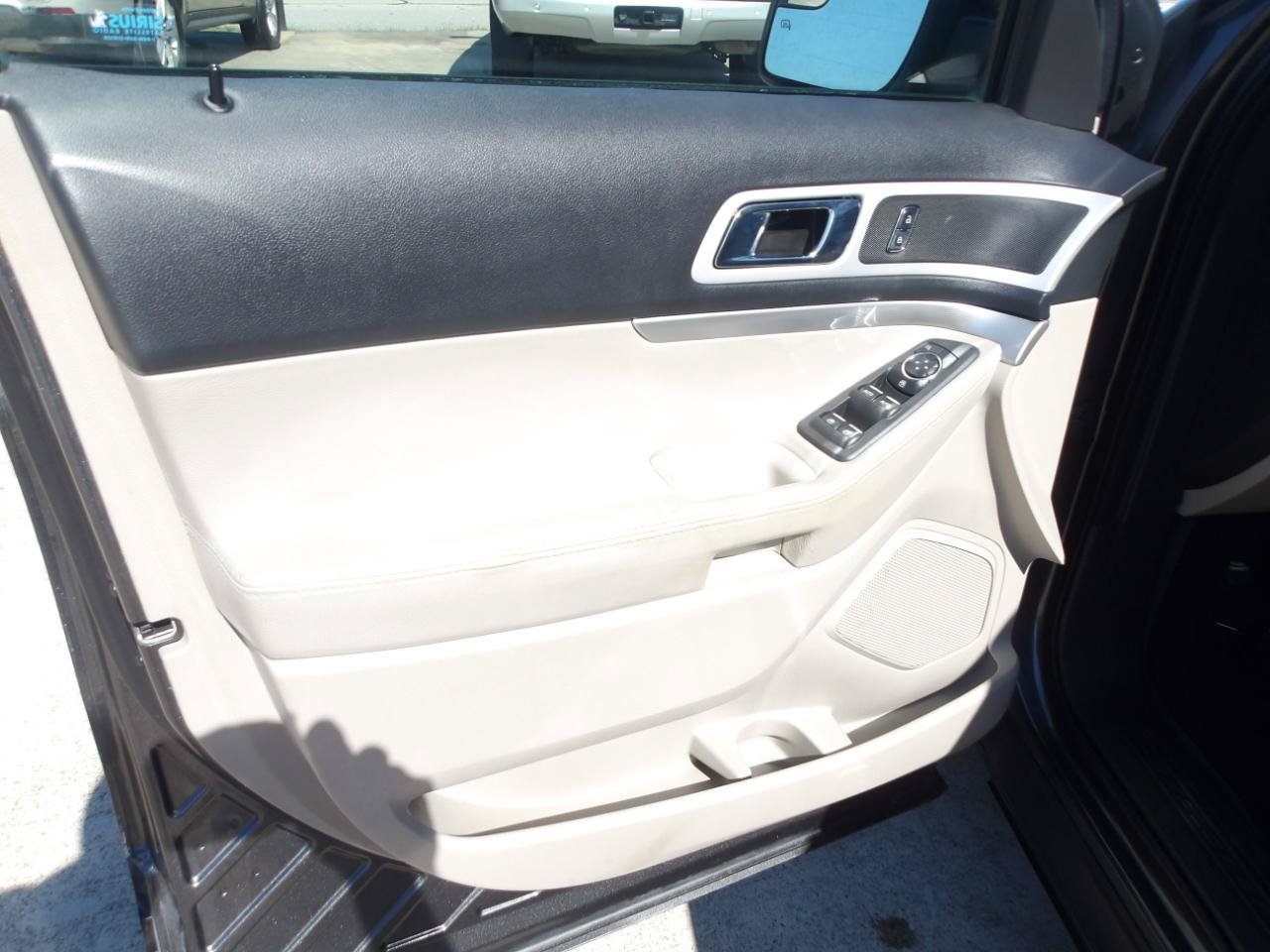 Used 2015 Ford Explorer XLT w/ Equipment Group 202A FWD image 18