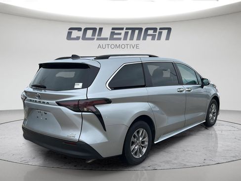 Used 2024 Toyota Sienna XLE image 5