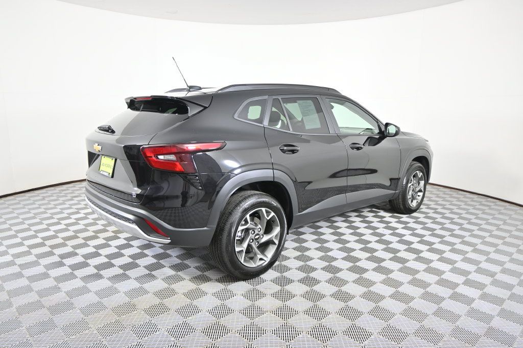 Used 2025 Chevrolet Trax LT FWD image 6