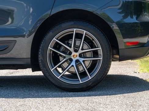 Certified 2025 Porsche Macan AWD/4WD image 12
