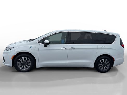 Used 2023 Chrysler Pacifica Touring-L FWD image 2