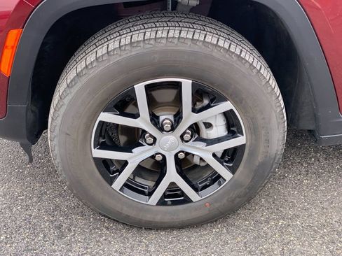 Used 2024 Jeep Grand Cherokee Limited image 9