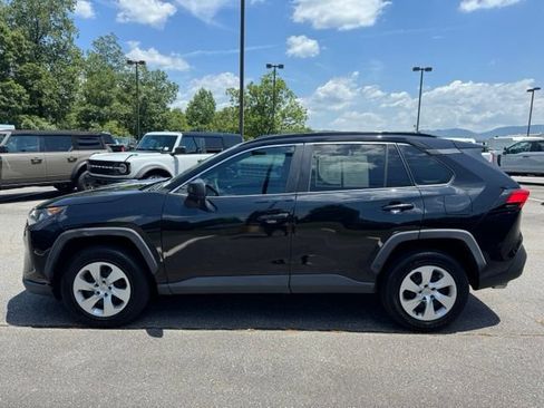 Used 2021 Toyota RAV4 LE FWD image 4
