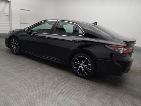 Used 2022 Toyota Camry SE image 3