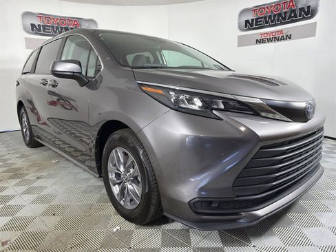 Used 2024 Toyota Sienna LE image 1