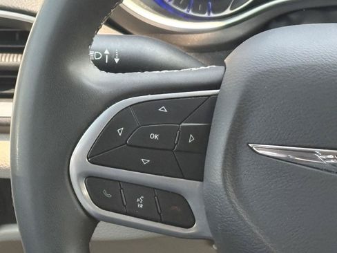 Used 2023 Chrysler Pacifica Touring-L FWD image 10