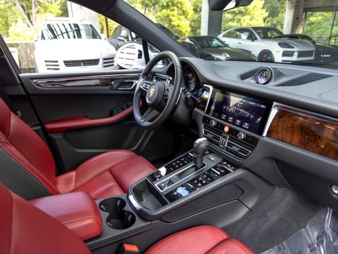 Certified 2025 Porsche Macan AWD/4WD image 53