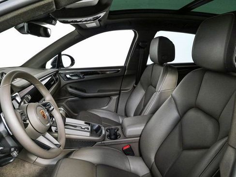 Certified 2022 Porsche Macan AWD/4WD image 5