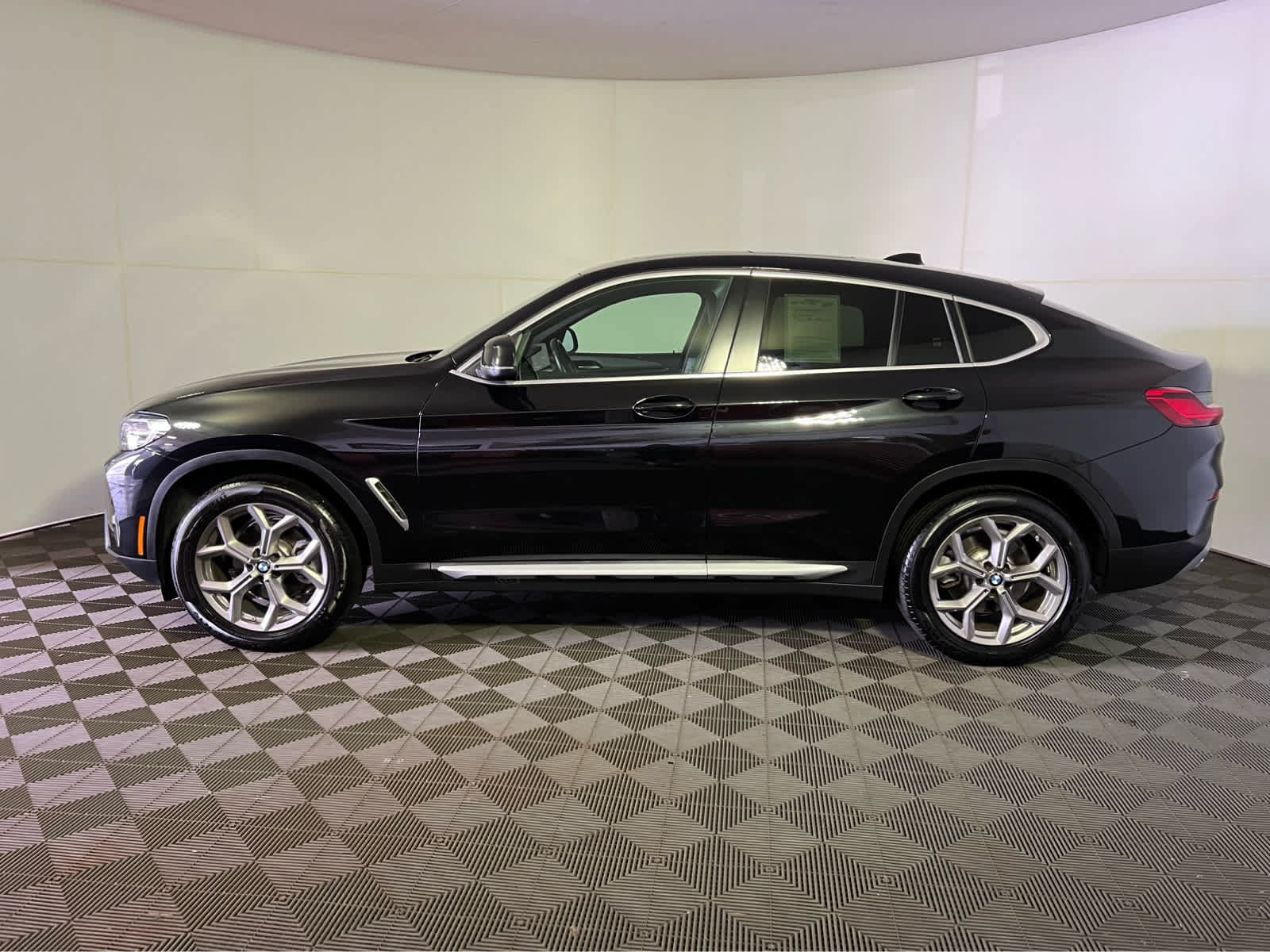 Used 2025 BMW X4 xDrive30i AWD/4WD image 4